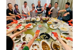 Company celebrates employee's birthday，Heart to heart communication